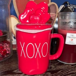 NWT Rae Dunn “XOXO” ceramic mug w/topper